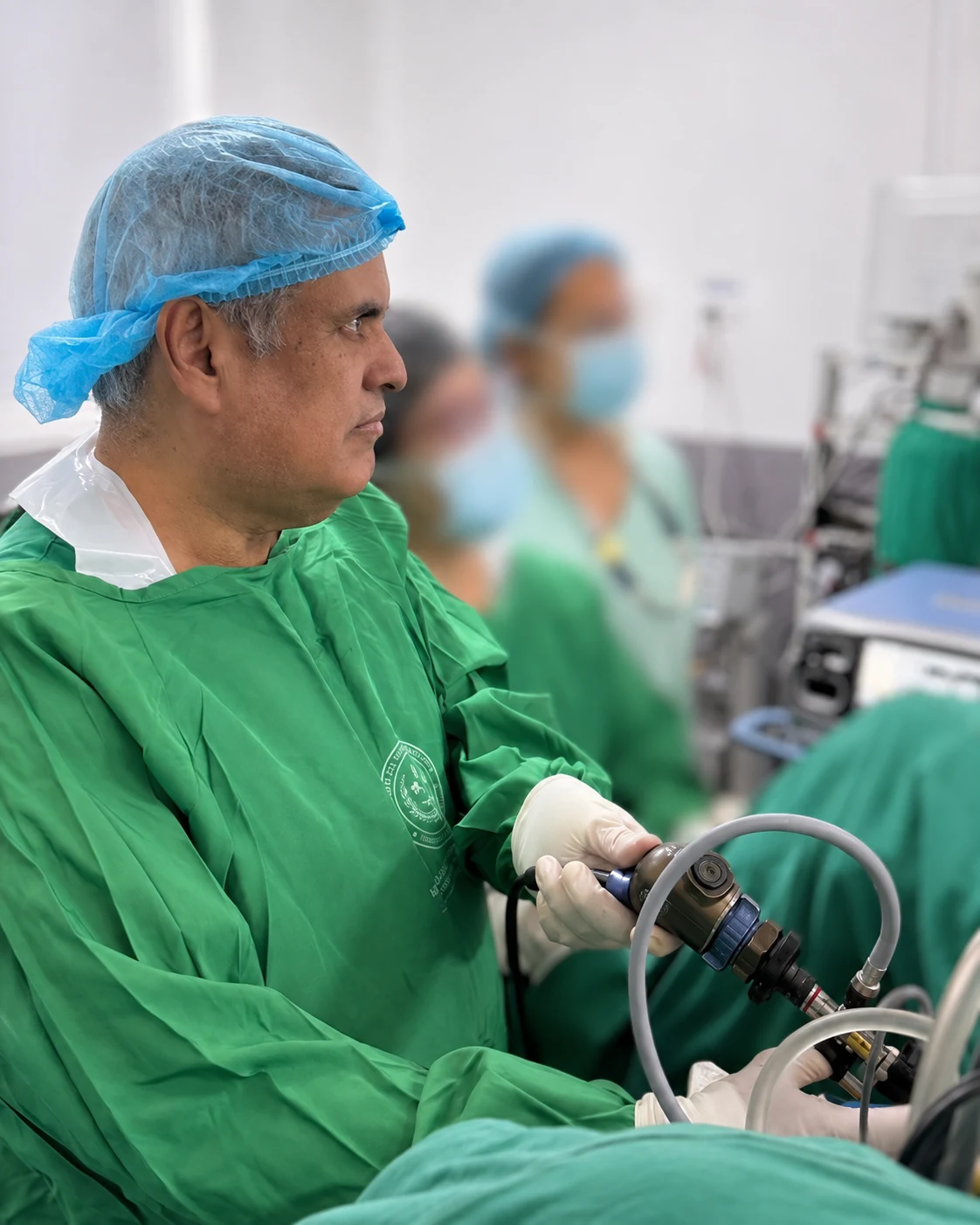 El Dr. Hernán Aponte durante su práctica clínica