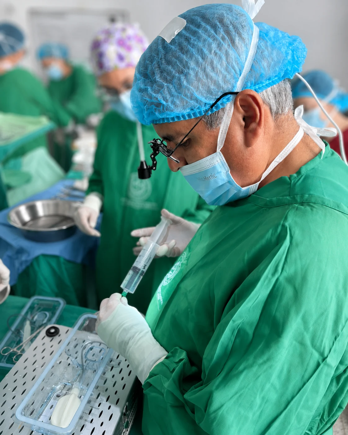 Dr. Hernán Aponte preparando instrumental médico