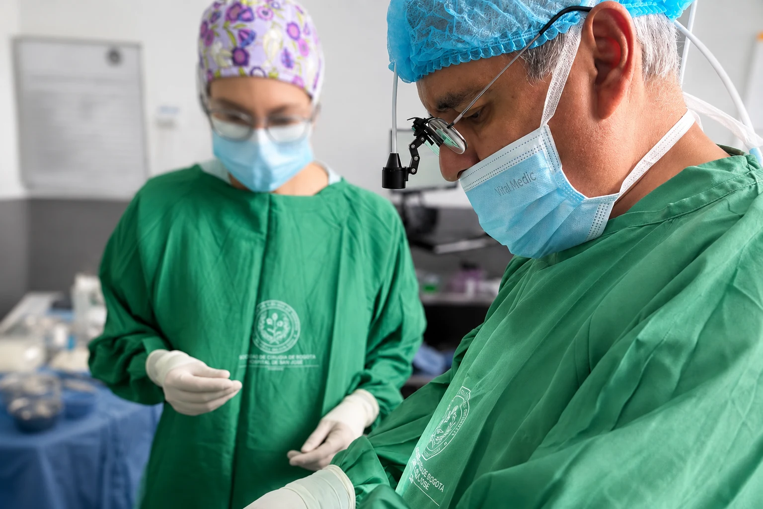 Dr. Hernán Aponte trabajando junto a su equipo quirúrgico