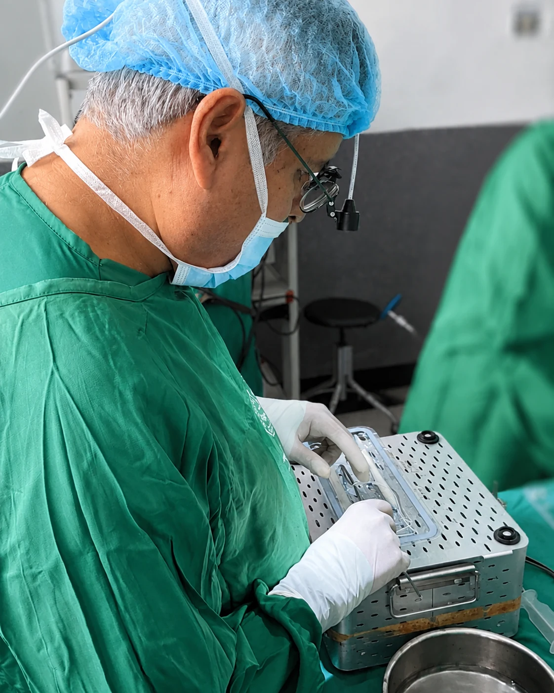 Dr. Hernán Aponte preparando material en quirófano