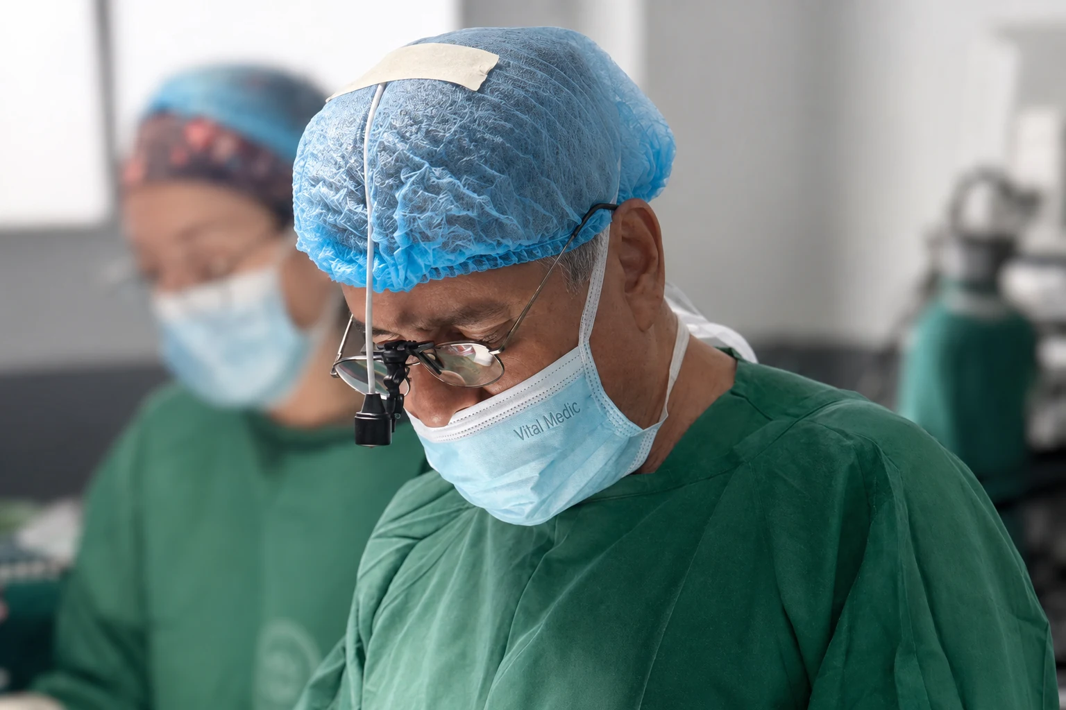 El Dr. Hernán Aponte concentrado durante un procedimiento urológico